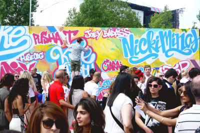 Crowds at Wireless Festival 2015 with Soulful Creative painting graffiti in the background